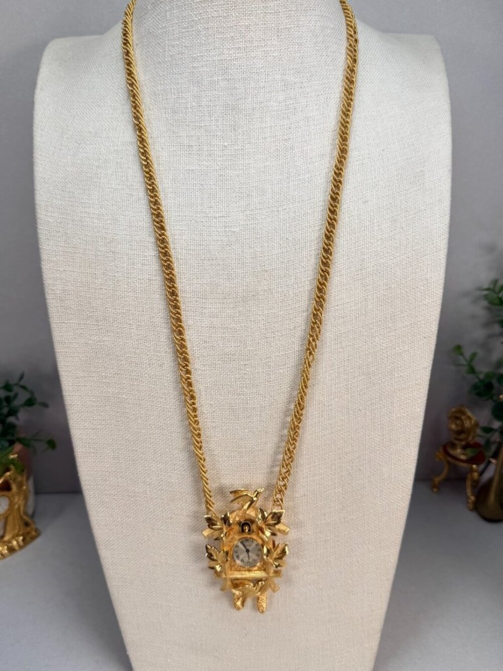 Vintage Stunning Trifari Cuckoo Clock Pendant Watch Necklace Gold Tone Birds - Picture 4 of 12